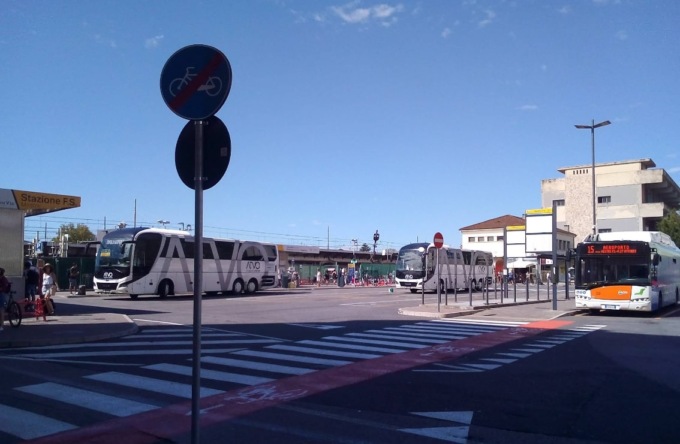 Ruba due trolley a una turista, ladra rintracciata grazie a un dispositivo GPS
