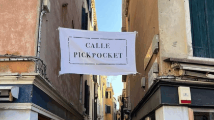 Protesta da applausi contro i borseggiatori: Calle de la Mandola diventa “Calle Pickpocket”