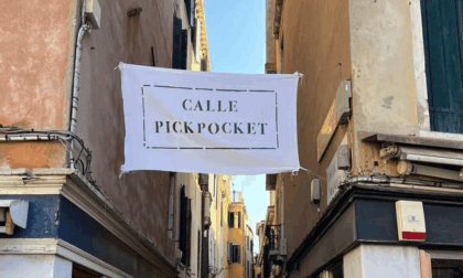 Protesta da applausi contro i borseggiatori: Calle de la Mandola diventa "Calle Pickpocket"