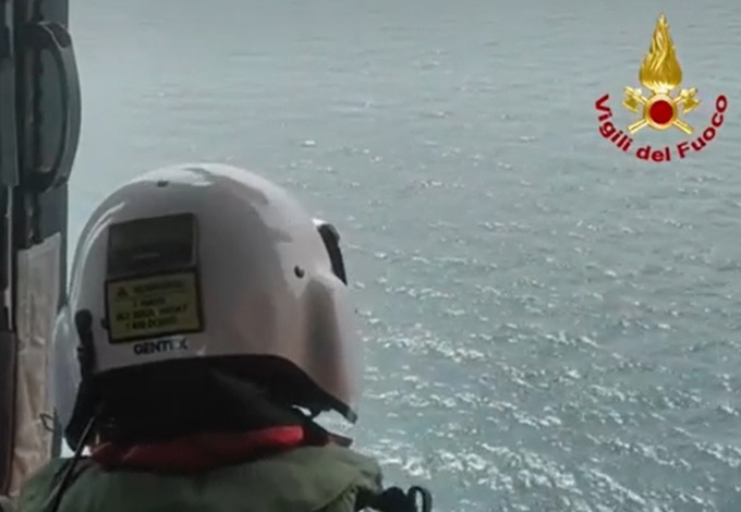 Sparisce dal traghetto tra Pola e Venezia: elisoccorso dei Vigili del fuoco alla ricerca in mare