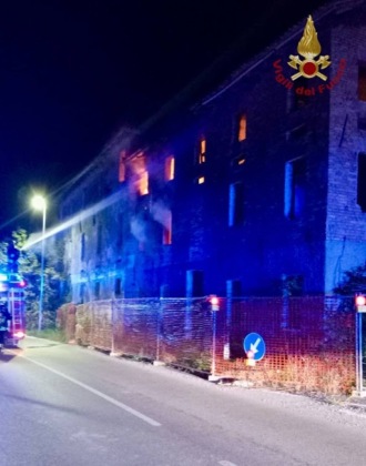 Incendio in uno stabile abbandonato con chiusura al traffico della SP 70
