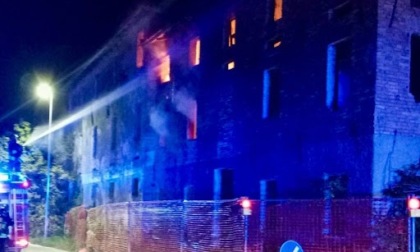 Incendio in uno stabile abbandonato con chiusura al traffico della SP 70