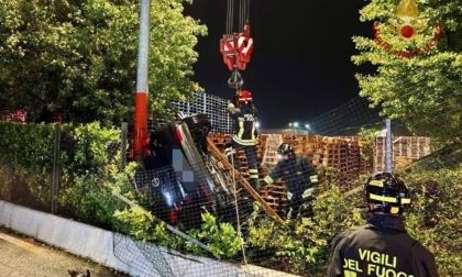 Incidente nella notte a Scorzè: Opel esce di strada e si schianta nel giardino di un'azienda