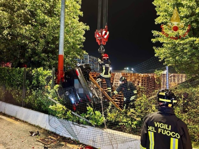 Incidente nella notte a Scorzè: Opel esce di strada e si schianta nel giardino di un’azienda