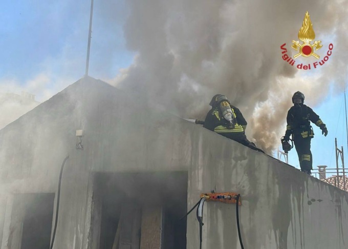Incendio sul tetto di un albergo in ristrutturazione a Mestre