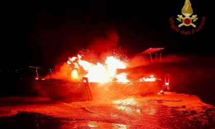 Barca a vela a fuoco in laguna: nessun ferito, affondata all’alba