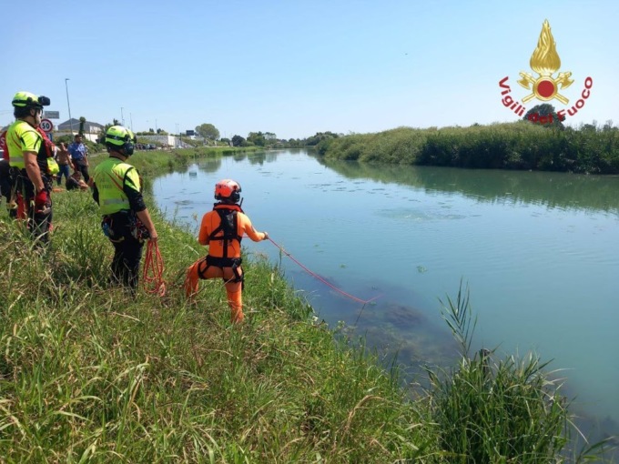 Auto finisce nel fiume Sile a Jesolo, grave un bimbo di cinque anni