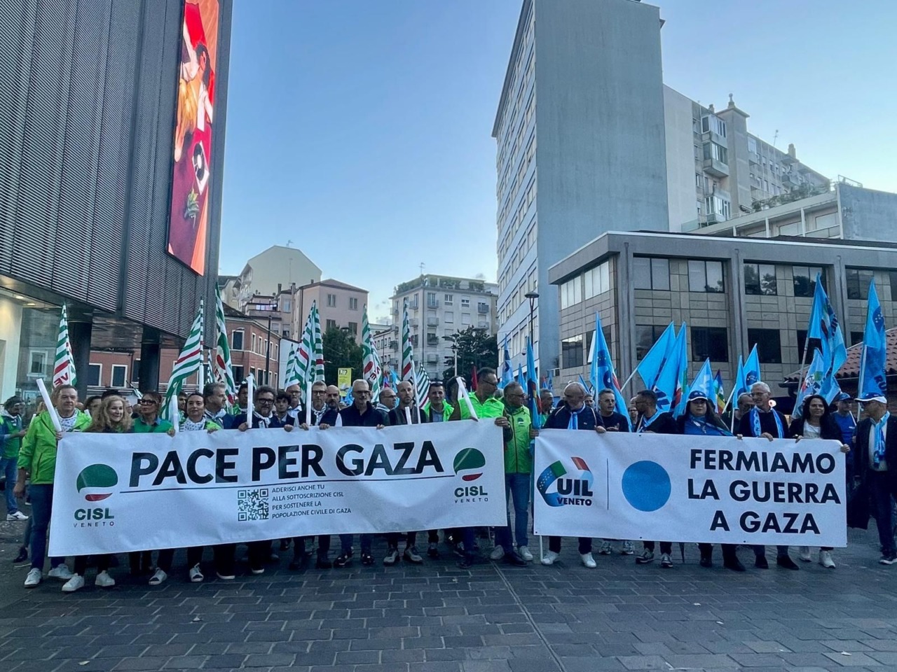 Mestre accende le fiaccole per Gaza: solidarietà, aiuti umanitari e un appello alla pace