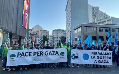 Mestre accende le fiaccole per Gaza: solidarietà, aiuti umanitari e un appello alla pace