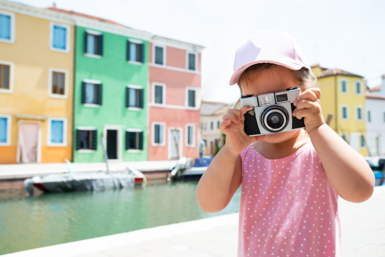 I genitori aprono un asilo per 12 figli: così Burano combatte lo spopolamento (e pure dalla terraferma arrivano iscrizioni)