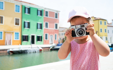 I genitori aprono un asilo per 12 figli: così Burano combatte lo spopolamento (e pure dalla terraferma arrivano iscrizioni)