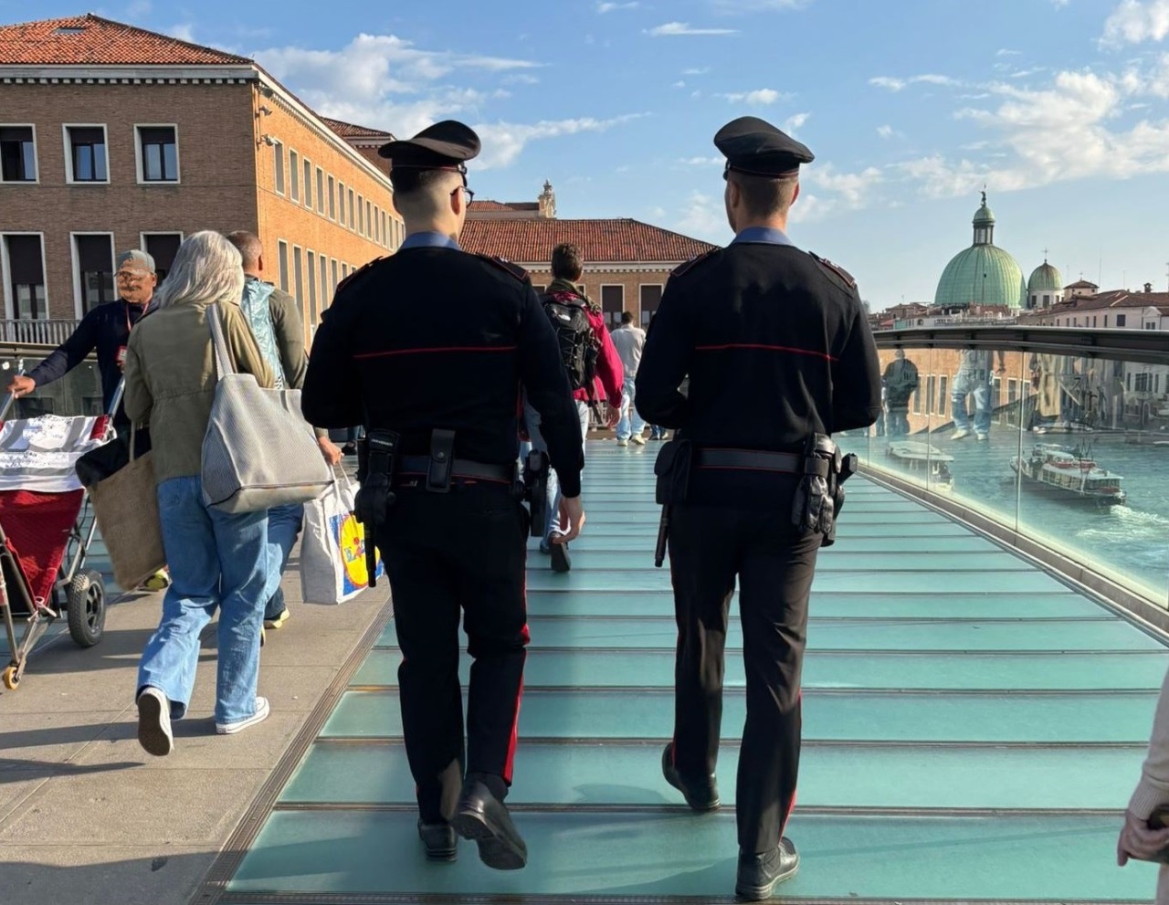 Borseggiatrici in azione tra le file per i vaporetti, i Carabinieri ne fermano tre alla stazione di Santa Lucia