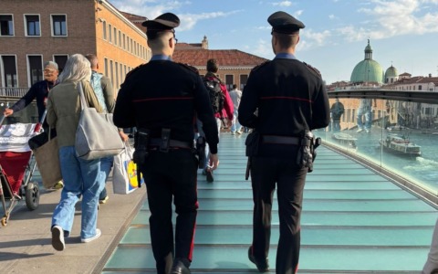 Borseggiatrici in azione tra le file per i vaporetti, i Carabinieri ne fermano tre alla stazione di Santa Lucia