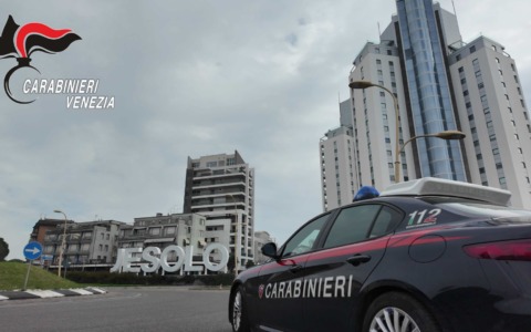 Indossa i vestiti del negozio sopra i suoi e scappa, inseguita dalle commesse: 22enne reagisce con schiaffi e calci