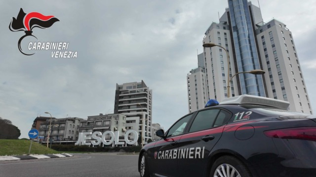 Indossa i vestiti del negozio sopra i suoi e scappa, inseguita dalle commesse: 22enne reagisce con schiaffi e calci