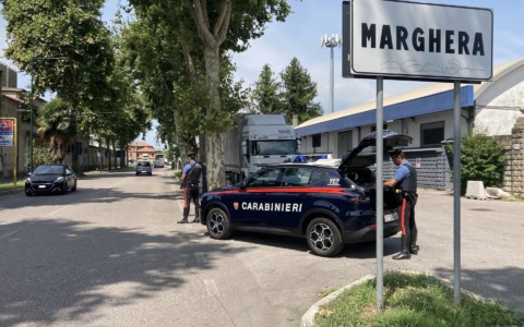 64enne rapina una sala slot, minaccia l’impiegata con un coltello da cucina e si fa consegna 8mila euro
