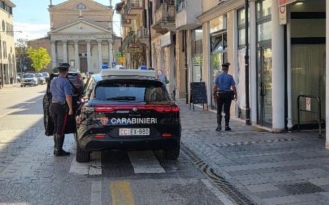 50enne investe con l’auto un ciclista che gli doveva dei soldi e poi lo insegue con una mannaia