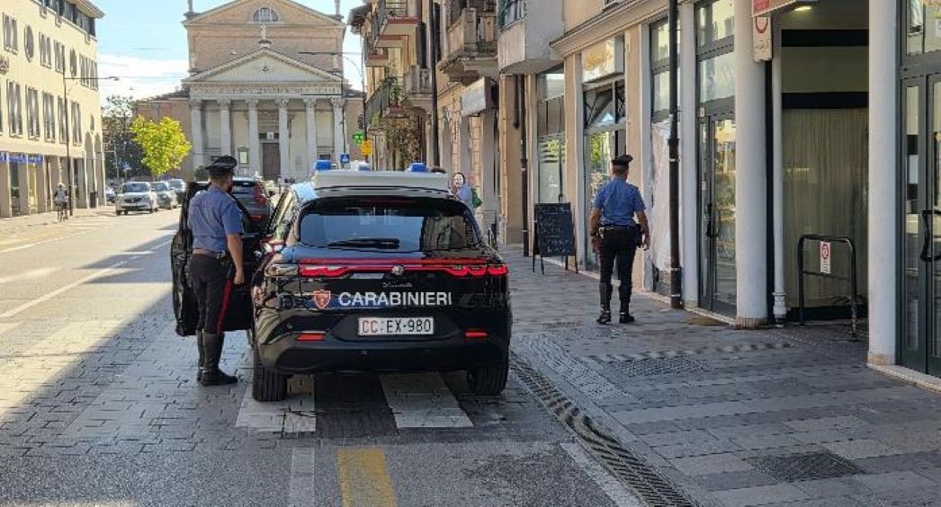50enne investe con l’auto un ciclista che gli doveva dei soldi e poi lo insegue con una mannaia