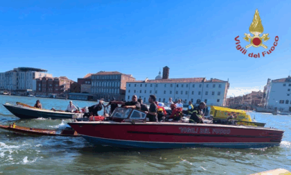 Barca a vela si ribalta a Cannaregio, il conducente finisce in acqua: salvato dai vigili del fuoco
