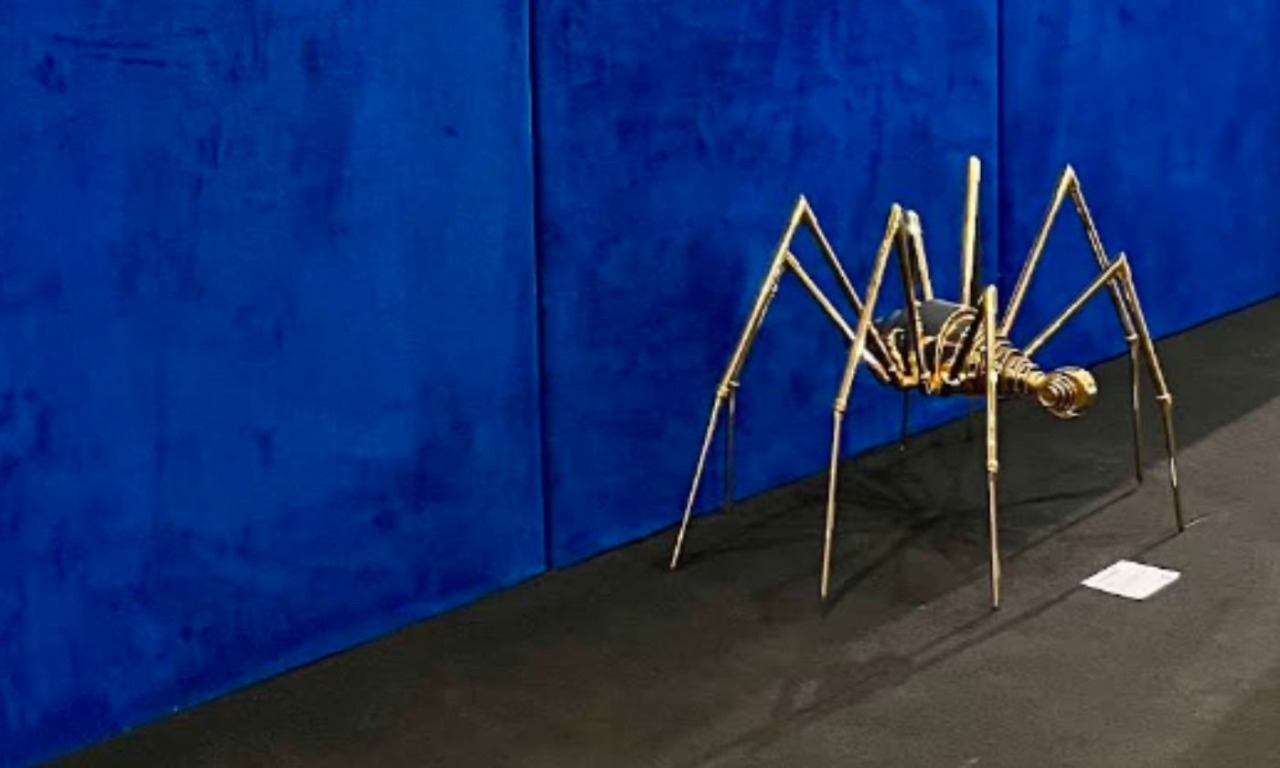Bimba danneggia una scultura da 30mila euro a Jesolo, si era arrampicata per disegnare su un’altra opera