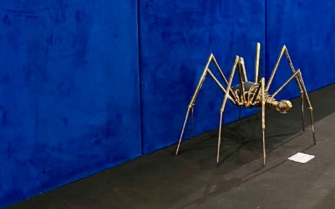 Bimba danneggia una scultura da 30mila euro a Jesolo, si era arrampicata per disegnare su un’altra opera