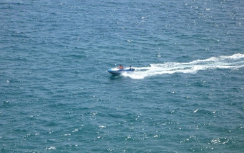 Si schiantano con la barca al rientro da un aperitivo: quattro feriti, affonda un cabinato di sette metri