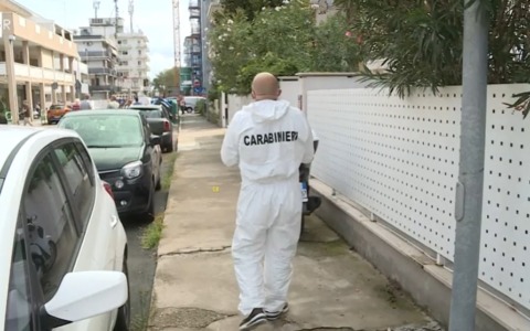 Turista tedesca accoltellata durante una passeggiata notturna a Sottomarina, è caccia all’aggressore