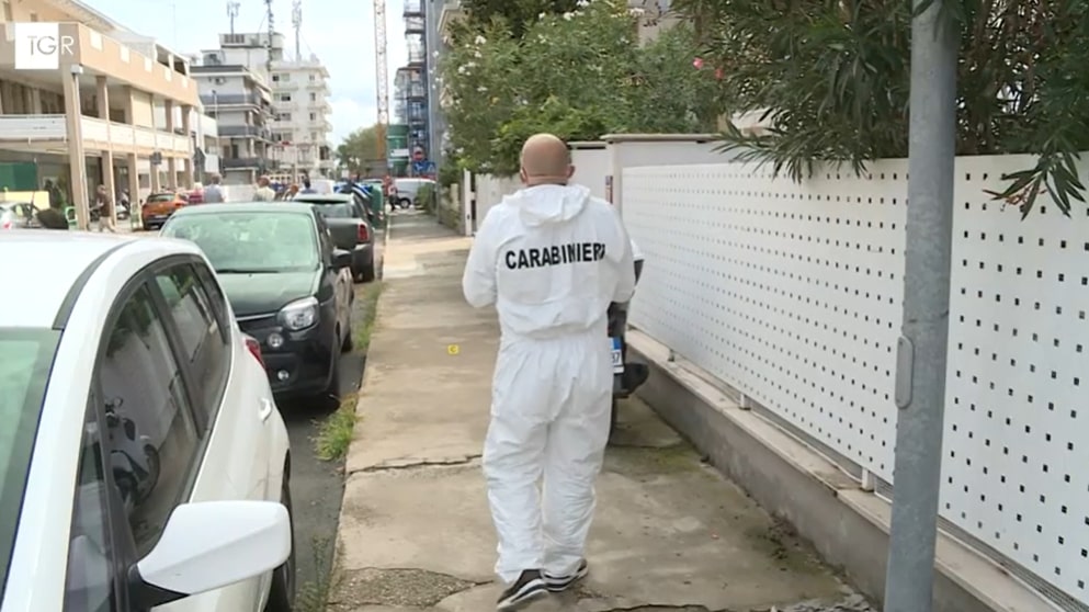 Turista tedesca accoltellata durante una passeggiata notturna a Sottomarina, è caccia all’aggressore