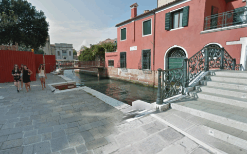 Tuffo nel Canal Grande, coppia di turisti britannici multata e allontanata da Venezia