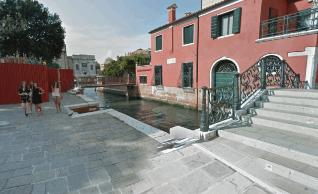 Tuffo nel Canal Grande, coppia di turisti britannici multata e allontanata da Venezia