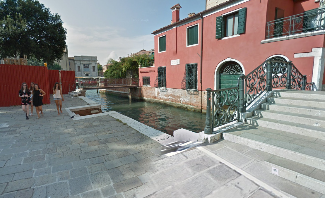 Tuffo nel Canal Grande, coppia di turisti britannici multata e allontanata da Venezia