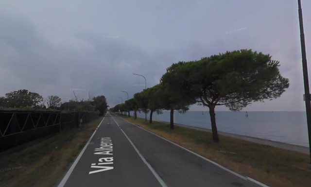 Scontro tra due scooter al Lido di Venezia: muore un 74enne, ferito un 60enne