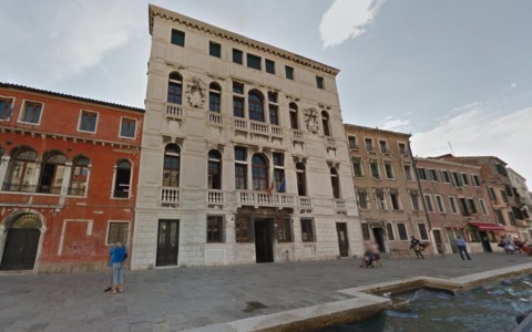 Fa una foto in classe e la pubblica su Tiktok, studentessa dell’Algarotti rischia la sospensione