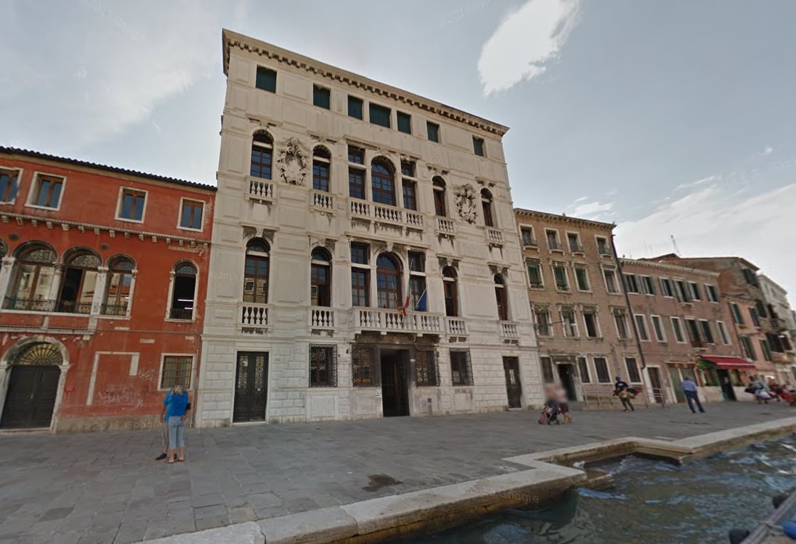 Fa una foto in classe e la pubblica su Tiktok, studentessa dell’Algarotti rischia la sospensione