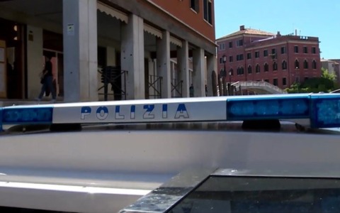 Coppia di turisti ebrei aggredita a Venezia: individuati tre aggressori, due già espulsi dall’Italia