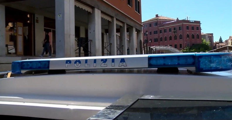 Coppia di turisti ebrei aggredita a Venezia: individuati tre aggressori, due già espulsi dall’Italia