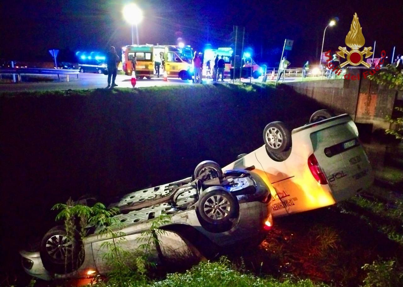 San Donà di Piave, due auto si ribaltano nel fossato: sei feriti, due gravi