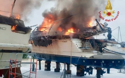 Incendio a Marina di Cavallino, due imbarcazioni in fiamme