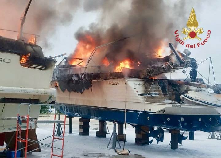 Incendio a Marina di Cavallino, due imbarcazioni in fiamme