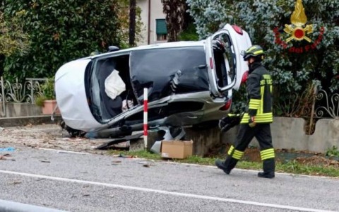 26enne ha un malore al volante, la sua auto tocca una recinzione e si ribalta