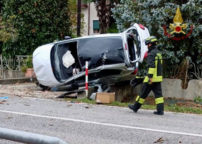26enne ha un malore al volante, la sua auto tocca una recinzione e si ribalta