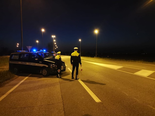 Non si fermano all’alt e si danno alla fuga tra auto e passanti, folle inseguimento a Jesolo