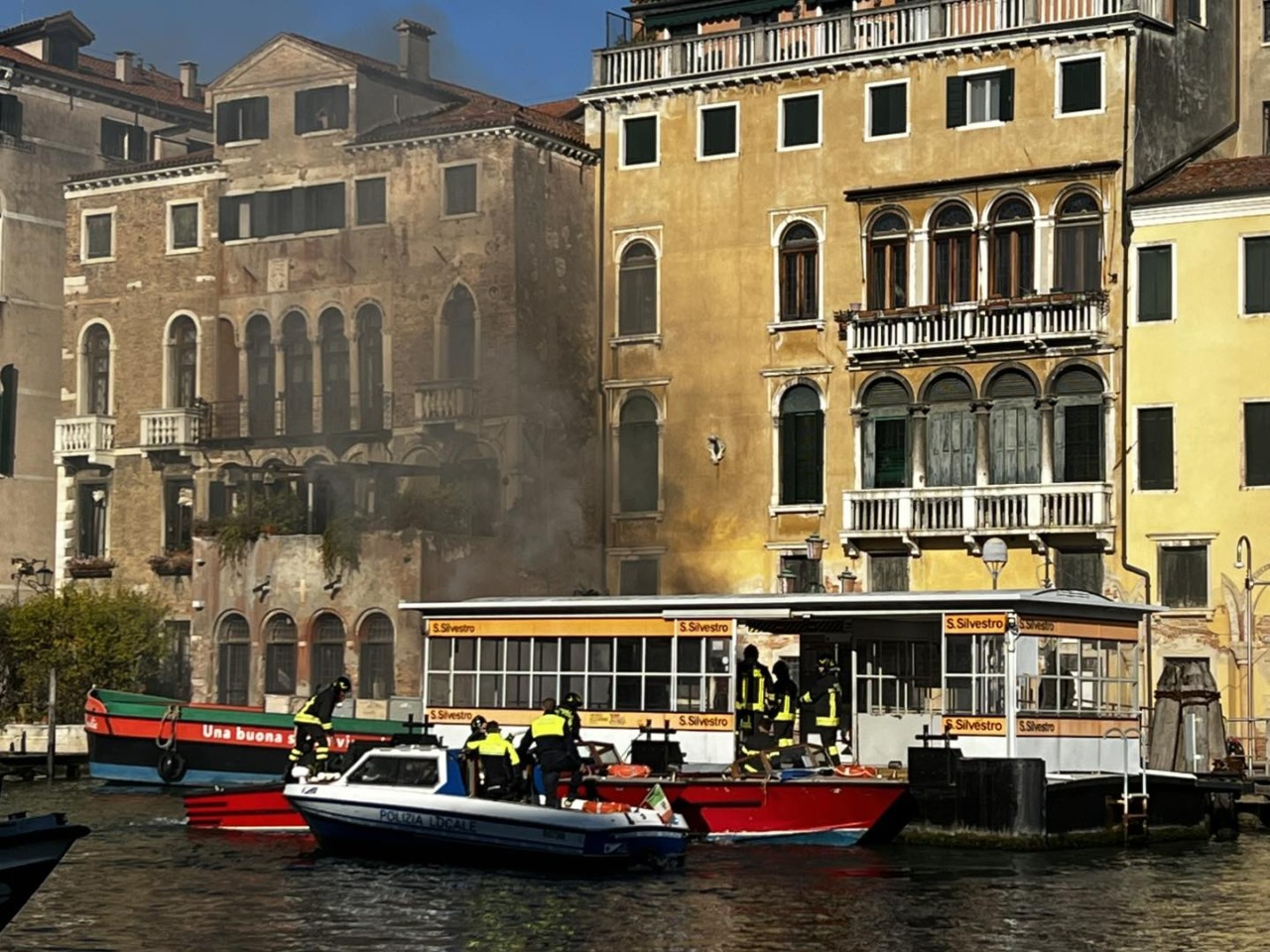 Barca per trasporto merci va a fuoco, nube di fumo si alza su San Silvestro