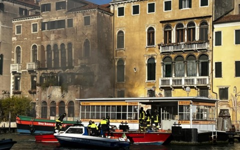 Barca per trasporto merci va a fuoco, nube di fumo si alza su San Silvestro