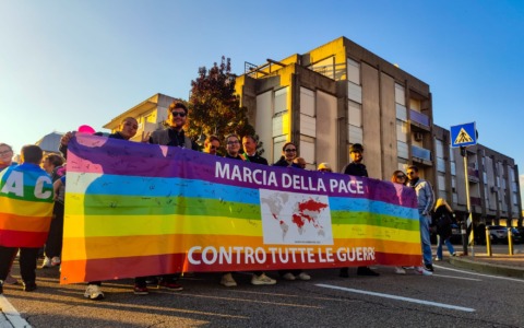 Marcia per la pace da Noale a Mirano: cinque sindaci e centinaia di cittadini uniti contro la guerra
