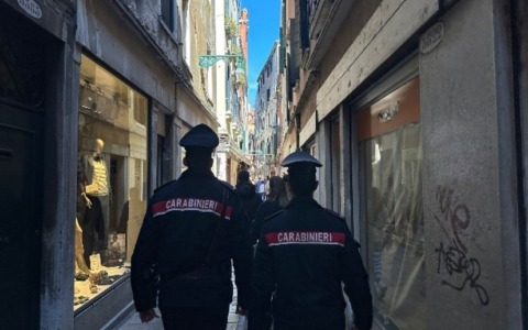 Borseggiatori all’imbarcadero di San Marco, rubato il portafoglio a un turista inglese: fermati in tre