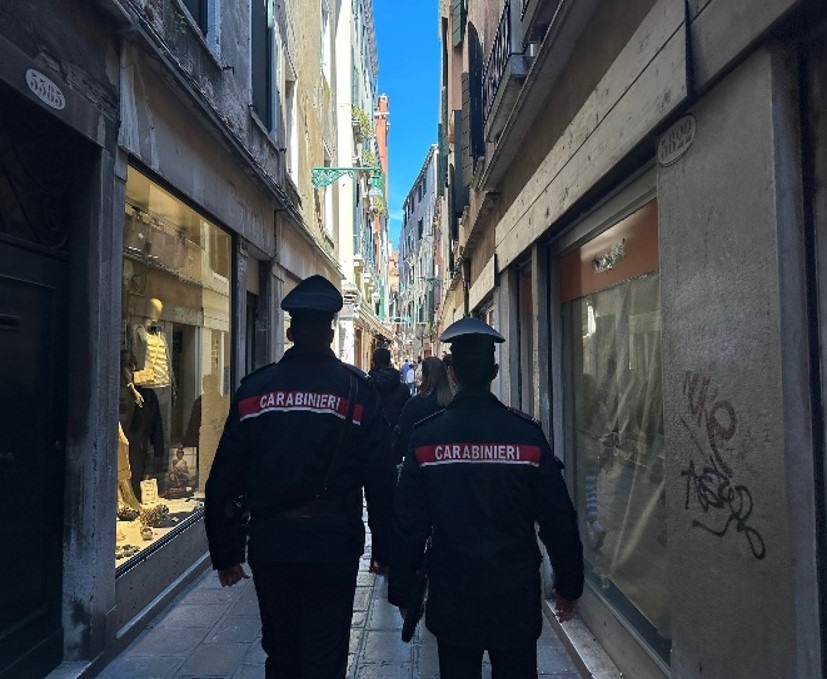 Borseggiatori all’imbarcadero di San Marco, rubato il portafoglio a un turista inglese: fermati in tre