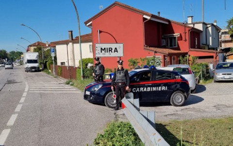 “Ritira la denuncia o do fuoco alla casa”: 21enne minaccia la madre e la sorella a Mira