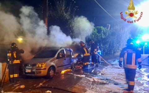 Vanno a fuoco due auto davanti a una carrozzeria