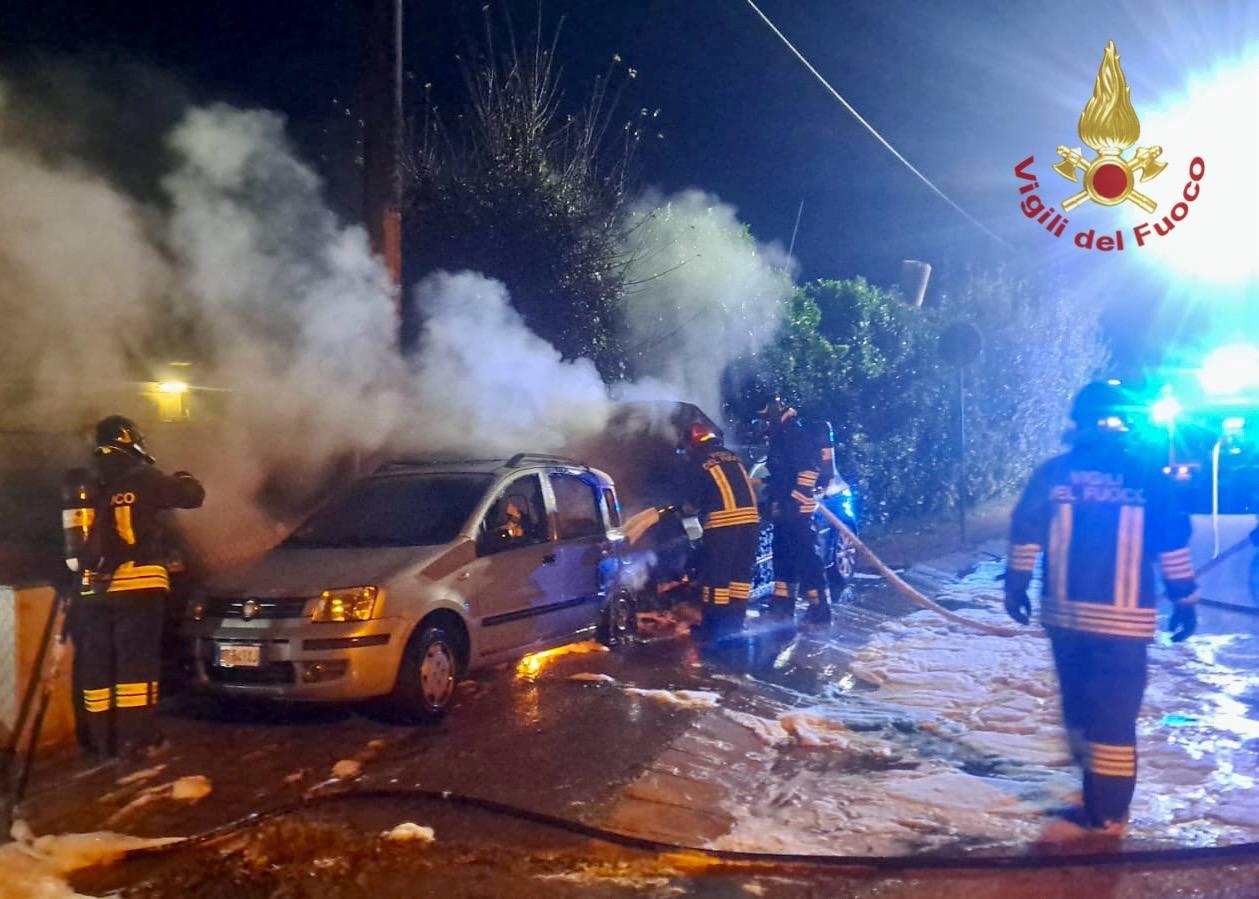 Vanno a fuoco due auto davanti a una carrozzeria